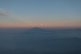 雲海に広がる影富士と満月