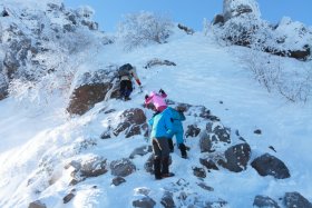 天狗岳へ向けて登山中の岩場