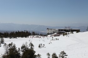 坪庭から山頂駅を見る