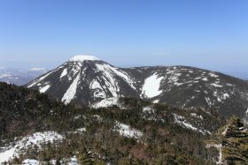 北横岳から蓼科山を見る