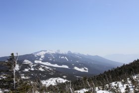 北横岳から赤岳方向を見る