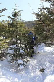 縞枯山の山頂へ向けて登山中