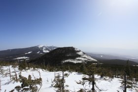 縞枯山・茶臼山展望台へ向かう稜線からの眺望