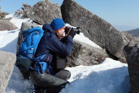 縞枯山・茶臼山展望台で写真撮影