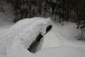 橋に降り積もった雪