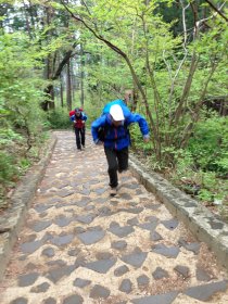 高尾山の山頂へ向けてダッシュ