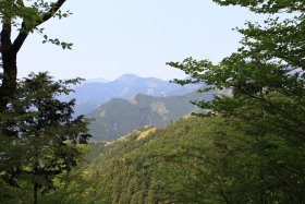 奥多摩方面の山を望む