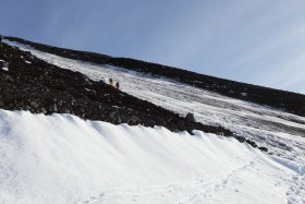 新七合目から見る雪渓