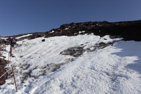 元祖七合目手前の残雪