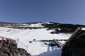 元祖七合目から見上げる山頂