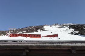 八合目から見上げる山頂