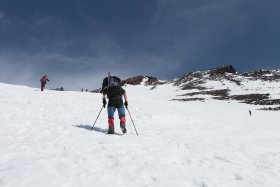 九合目から上は雪に覆われています。