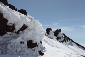 山頂付近では雪が建物や岩に張り付きます