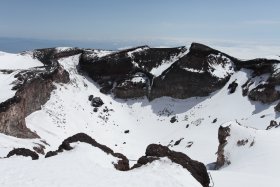 剣ヶ峰から見下ろす火口