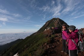 雲海に浮かぶ富士山と赤岳