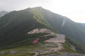 常念岳中腹から見る常念小屋と横通岳