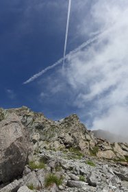 槍ヶ岳上空でクロスする飛行機雲