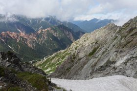 槍ヶ岳山頂付近の雪渓