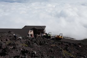 七合目の小屋とブルトーザー