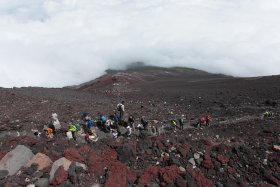 続々と登ってくる登山者