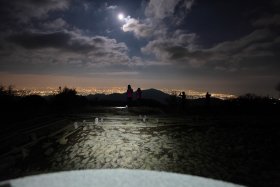 秦野市街の夜景と月