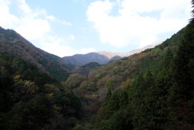 下山してきた山々を見上げて