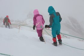 風が吹く稜線上