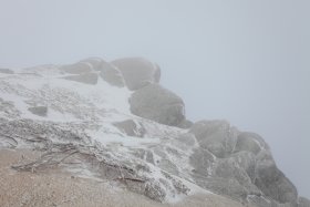 稜線上の岩