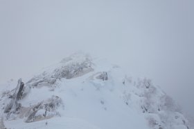 吹雪の中の燕岳山頂