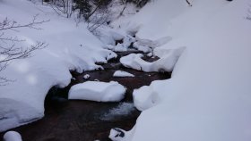 北沢の赤い川底