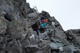 山頂手前の最後の梯子