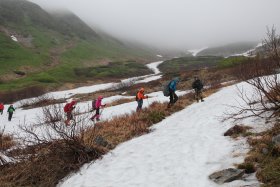 雪渓を下って