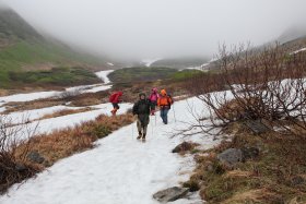 雪渓を下って