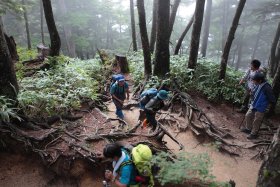 下山者とのすれ違い