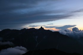 夕焼けとシルエットの槍ヶ岳