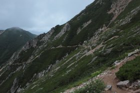 白く続く登山道