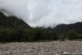 涸沢方面は雲に覆われて