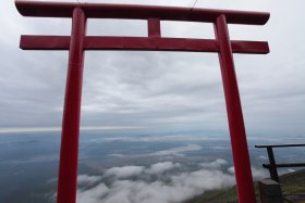 鳥居と山中湖