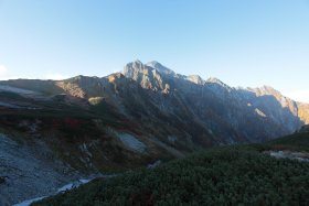 剱沢からみあげる剱岳