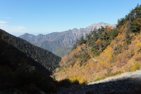 笠ヶ岳と白出沢の紅葉