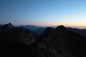 夜明けの槍ヶ岳と北穂高岳