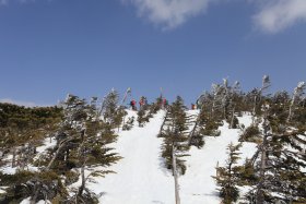 南峰山頂にも多くの登山者