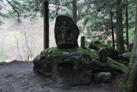 竹宇駒ケ岳神社の石像