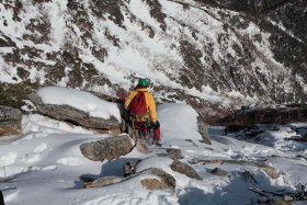 岩場の下山