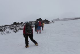 再び雪渓を直登