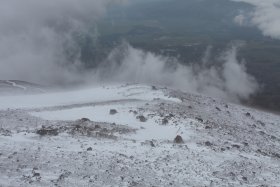 風に乗って舞い上がる雪