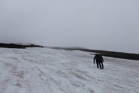 雪渓に沿って