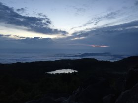 高見石にて日の出待ち