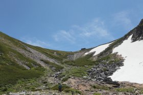 駒飼ノ池から見上げる天狗荘と宝剣山荘