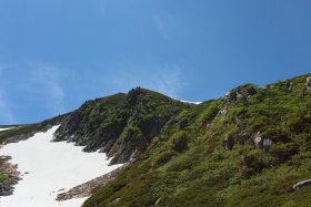 馬ノ背へ続く稜線を見上げて